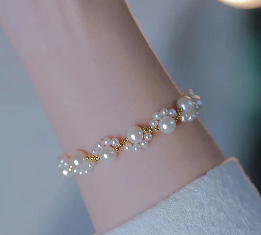 1pc Elegant White Faux Pearls Beads Beaded Hand Bracelet. Zinc Alloy .