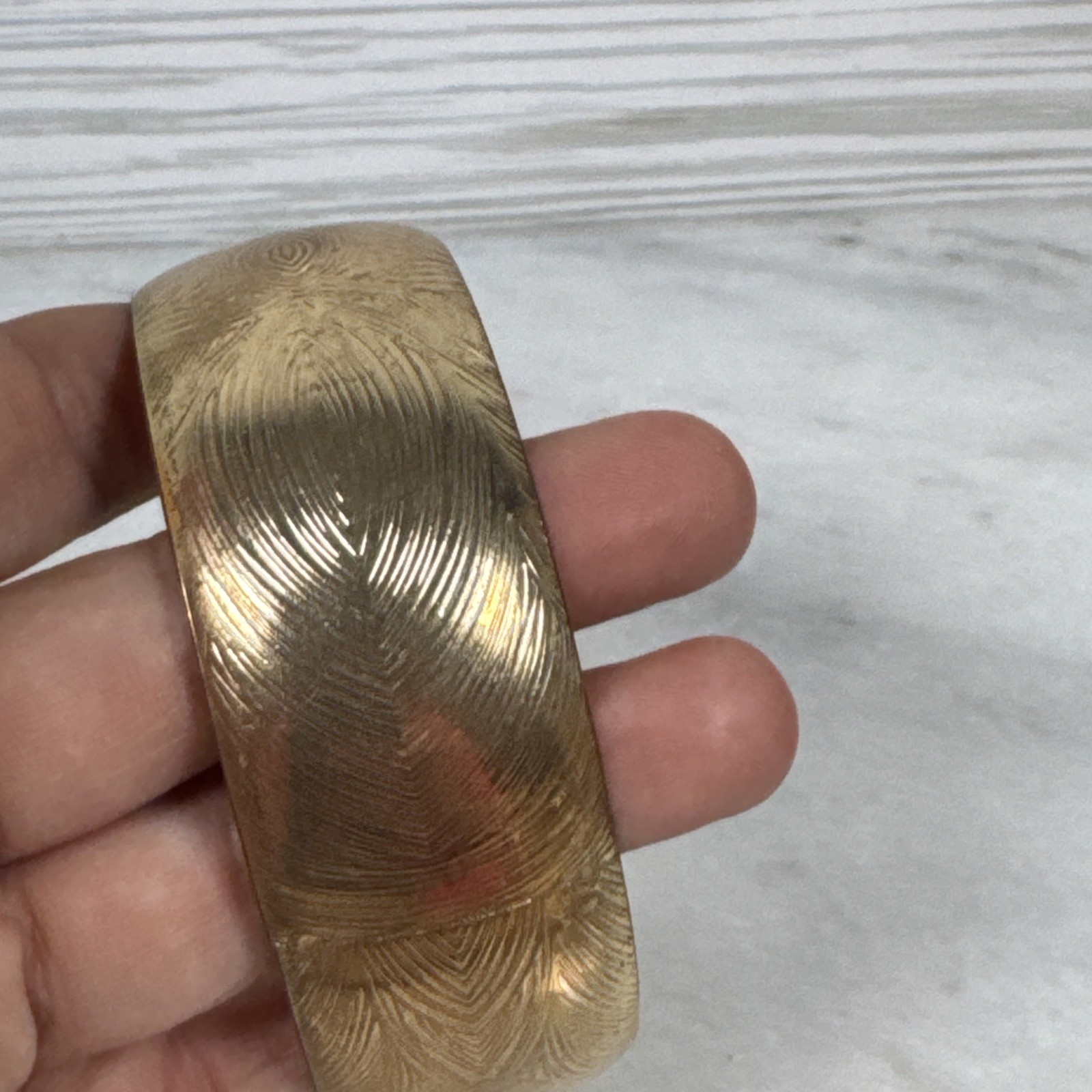 Bracelet Etched Brass Tone Bangle. 8″ Vintage. Medium Weight, Strong Metal