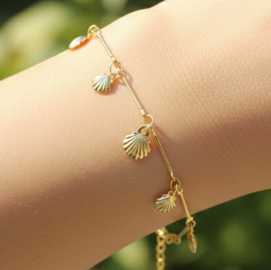 Handcrafted Gold Tone Shell Charm Bracelet Delicate 18K Gold Plated Brass Chain