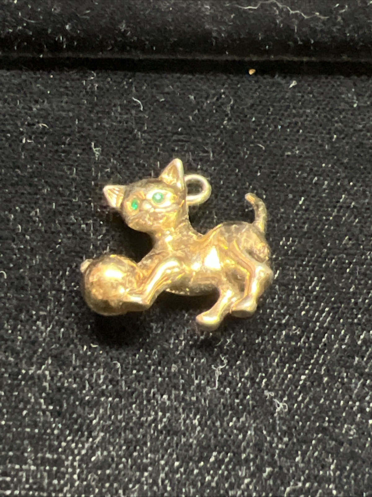 Vintage Monet Cat With Ball Of Yarn Goldtone Charm Green Eyes