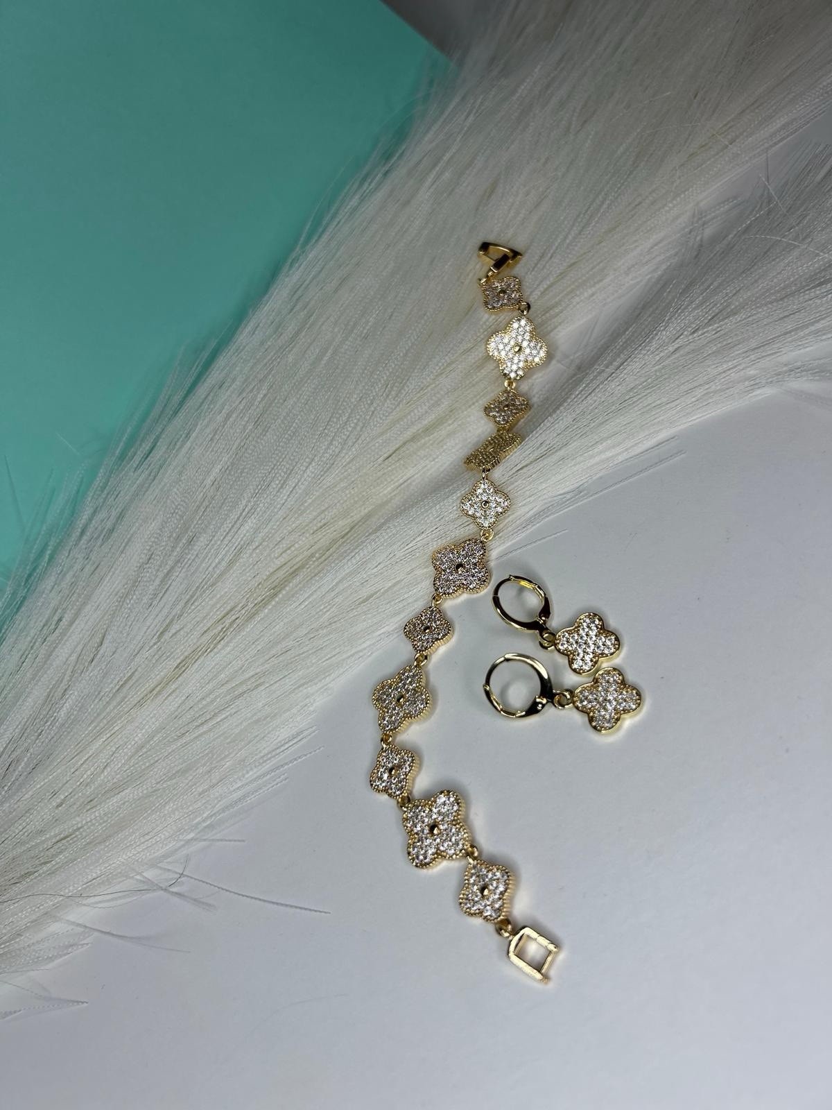Gold-Tone Pavé Clover Link Chain Bracelet with White/Colorless Rhinestones